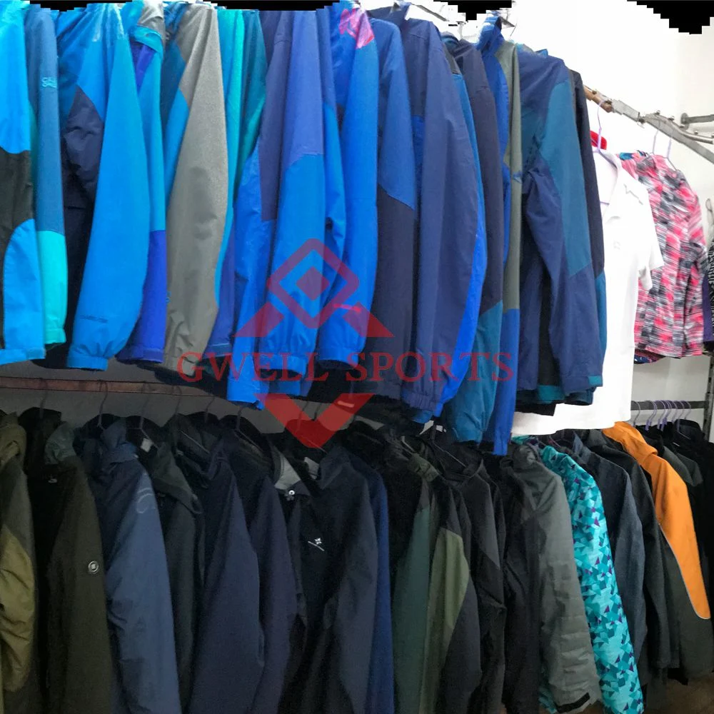 2022 New Softshell Jacket Design Men&prime;s Outdoor Mountain Wear Custom Windproof Waterproof with Hooded Zip up Hiking Jacket